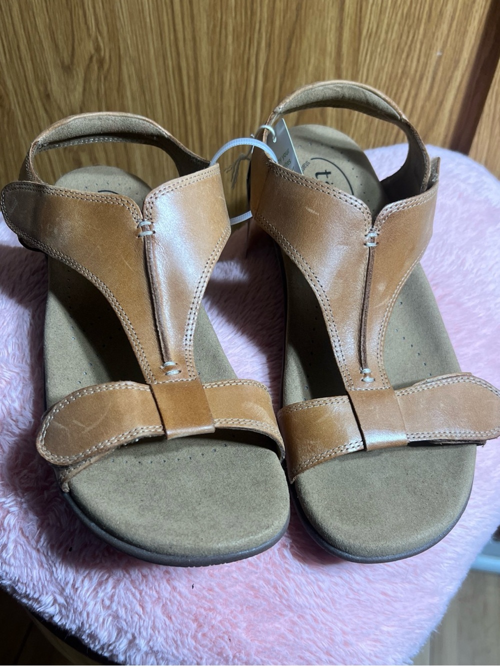 Taos Footwear Brown Leather T‑Strap Comfort Sandals